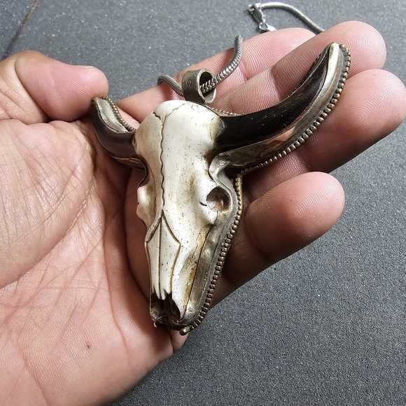 Hand Carved White Bull Head Skull Black Horn Pendant with Floral Back necklace o - Picture 4 of 11